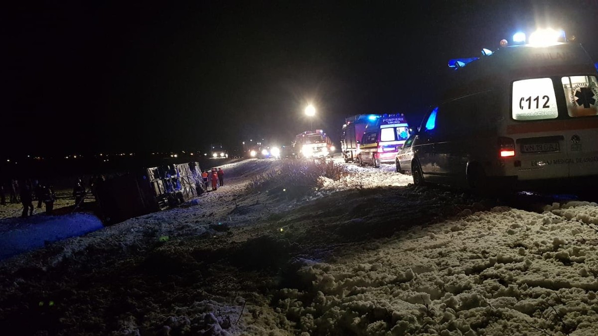 Un mort și șase răniți în Vrancea. Un autocar care venea din Italia și se îndrepta spre Chișinău s-a răsturnat din cauza zăpezii