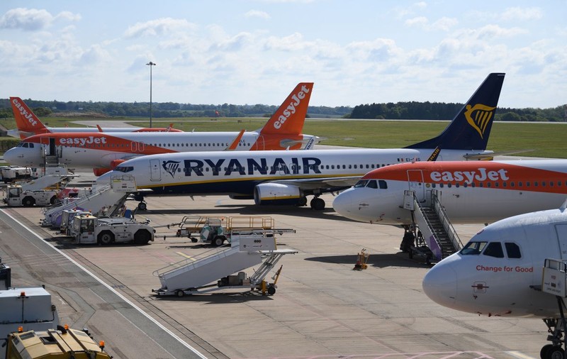 Pasageri români, blocați aproape o oră într-un avion, pe aeroportul Luton din Londra: „Nu are cine să aducă scara să putem ieși”