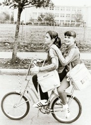 Nadia Comăneci și buna sa prietenă Teodora Ungureanu, într-o plimbare cu bicicleta pe străzile din București, în vara anului 1976 FOTO Arhivă Gazeta Sporturilor