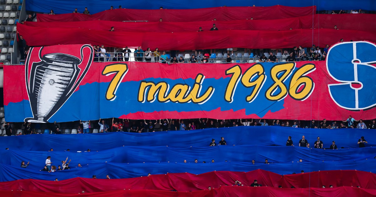 O imagine cu un banner roș albastru pe scare este imprimată Cupa Campionilor și data de 7 mai 1986.