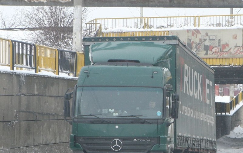 Un bărbat a murit, iar fiica sa a fost rănită după ce mașina în care se aflau s-a lovit de un camion