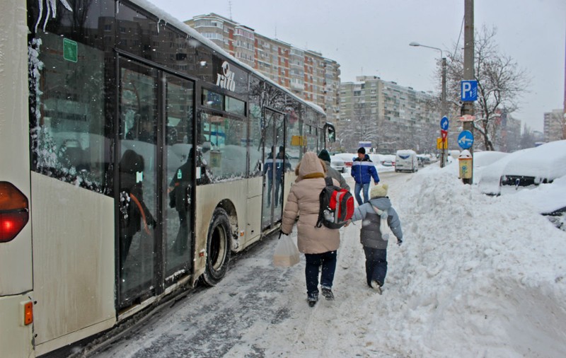 Elevii din București vor putea ajunge mai târziu la școală marți și miercuri