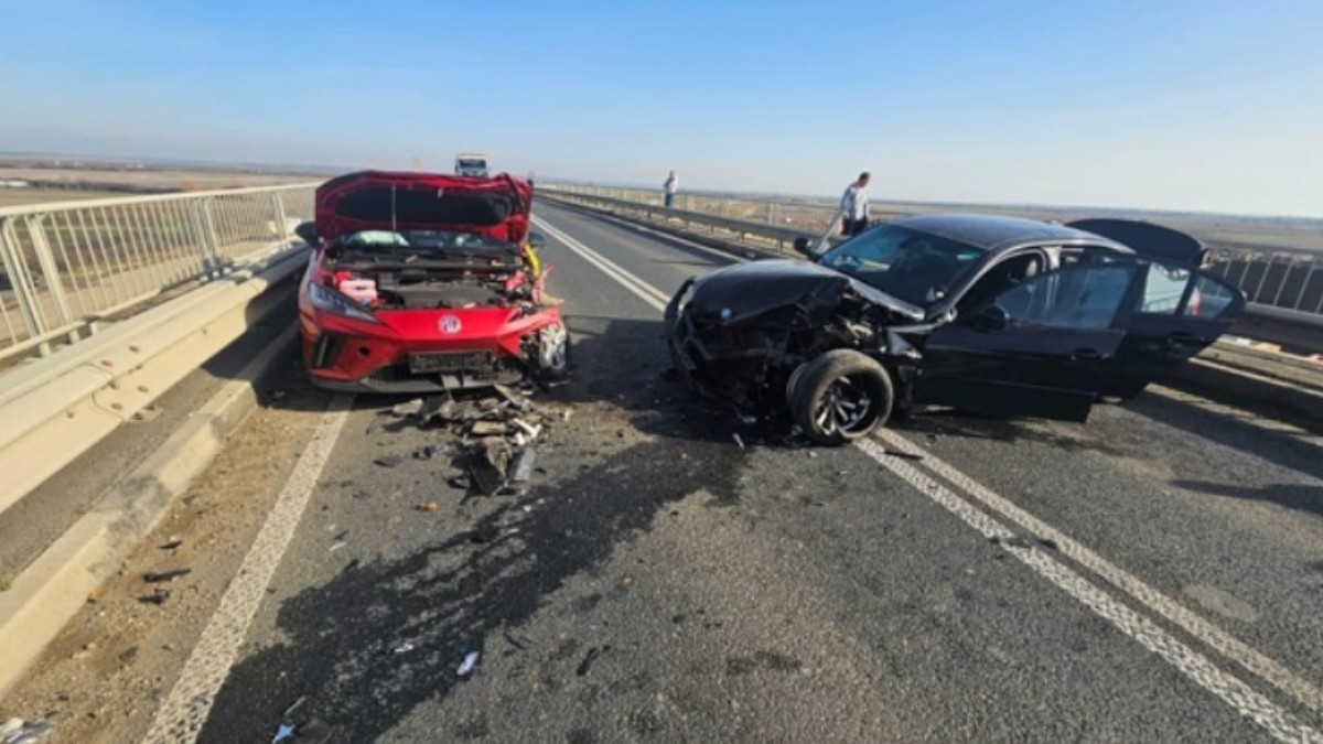 Două mașini, una neagră și una roșie, avariate în urma unui accident, pe 15 noiembrie 2025.