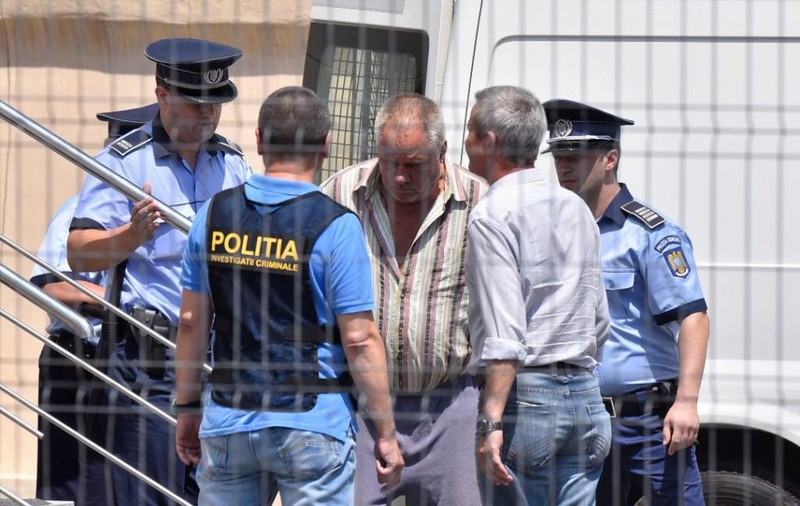 Suspectul Gheorghe Dincă a fost adus din nou la casa din Caracal. Proprietatea e păzită de polițiști. Continuă căutările și pe lac