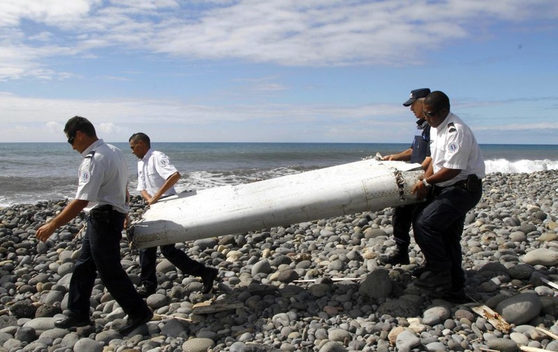 Fragmentul de aripă descoperit pe insula Reunion aparţine avionului Malaysia Airlines dispărut anul trecut