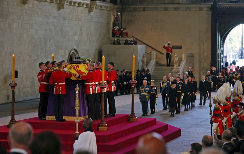 Sicriul reginei Elisabeta a II-a, depus la Westminster Hall. Sute de mii de oameni, așteptați să-i aducă omagii în următoarele zile
