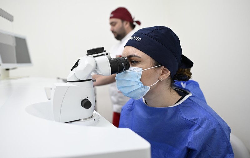 Liniile drepte îți par ondulate la citit? Semnalul de alarmă pe care ochii tăi încearcă să ți-l transmită