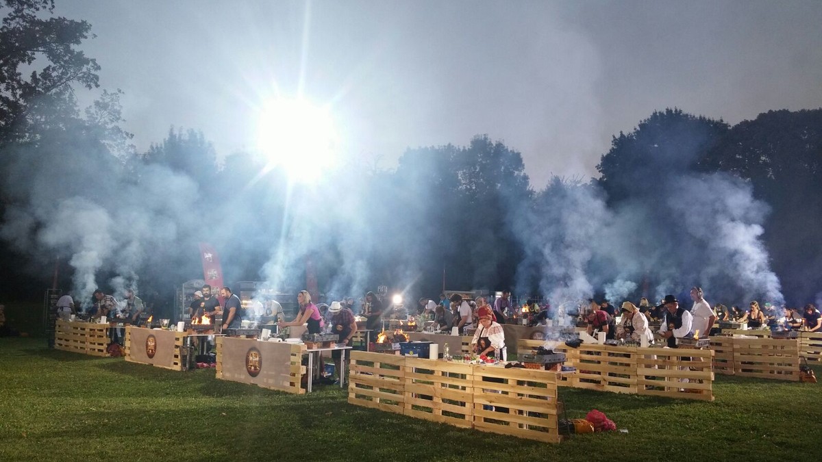 Gina Pistol, maestru de ceremonii pentru 117 grataragii Frumoasa blondă a ”dirijat” bunul mers al preparării a sute de fripturi și cârnați, bucate fripte pe grătar