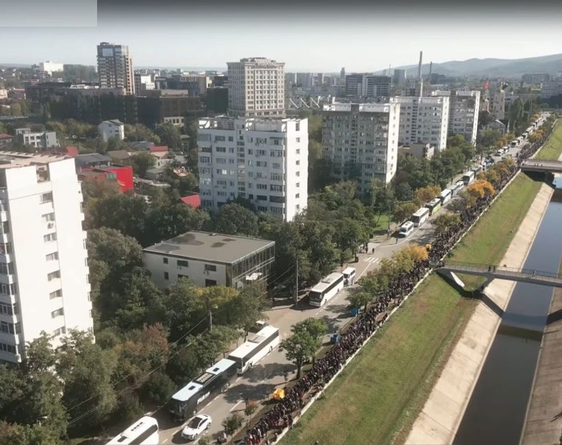 Imagini cu mii de pelerini care stau la coadă la moaștele Sfintei Parascheva, filmate cu drona