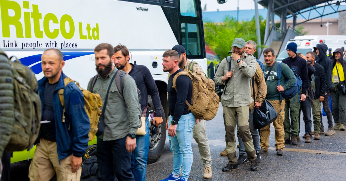 Mercenari români surprinși lângă un autobuz