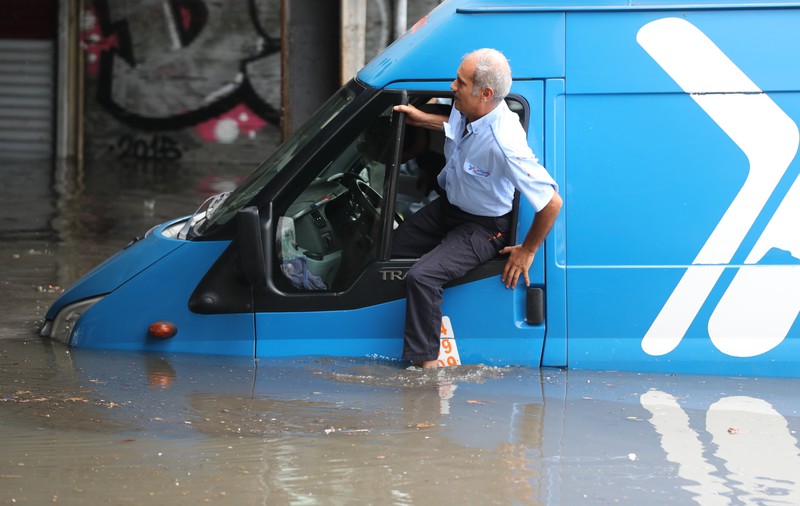 Istanbul, inundat în urma ploilor torențiale. Circulația a fost paralizată | FOTO