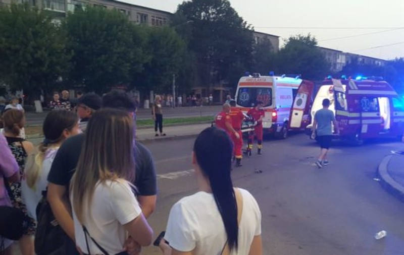 Un șofer care a fugit de poliție a provocat un accident grav și a băgat o tânără în spital
