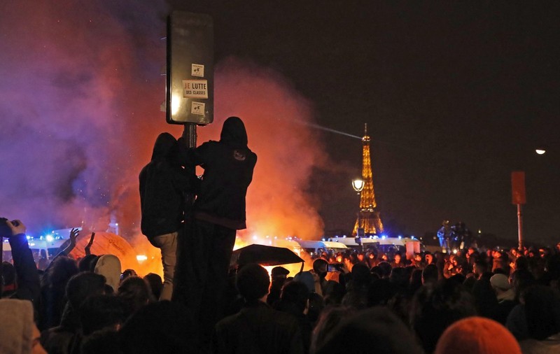 Noi manifestații în Franța față de reforma pensiilor. Protestatarii au dat foc în Place de la Concorde și au aruncat cu pietre în forțele de ordine. VIDEO