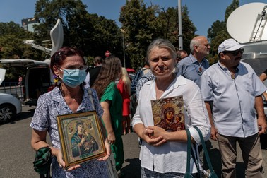 Două participante la „Marșul Normalității”