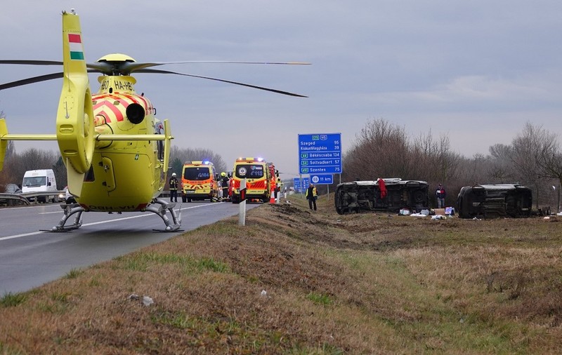 Microbuz românesc răsturnat pe marginea autostrăzii în Ungaria. Cinci răniți, între care două femei a căror viață e în pericol
