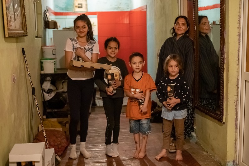 Cei mai mici dintre copiii familiei Papuc şi mama lor mulţumesc pentru pachetele cu lapte