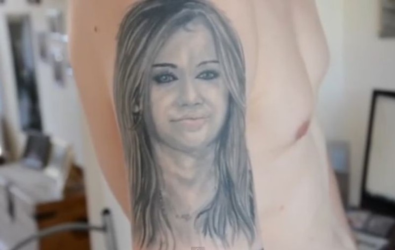 E nebun sau e doar un fan înfocat? Ce a putut să facă un bărbat care o adoră pe Miley Cyrus