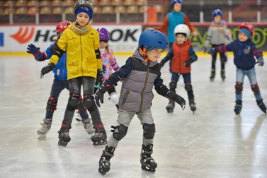 Patinajul este un sport care poate fi învățat la orice vârstă
