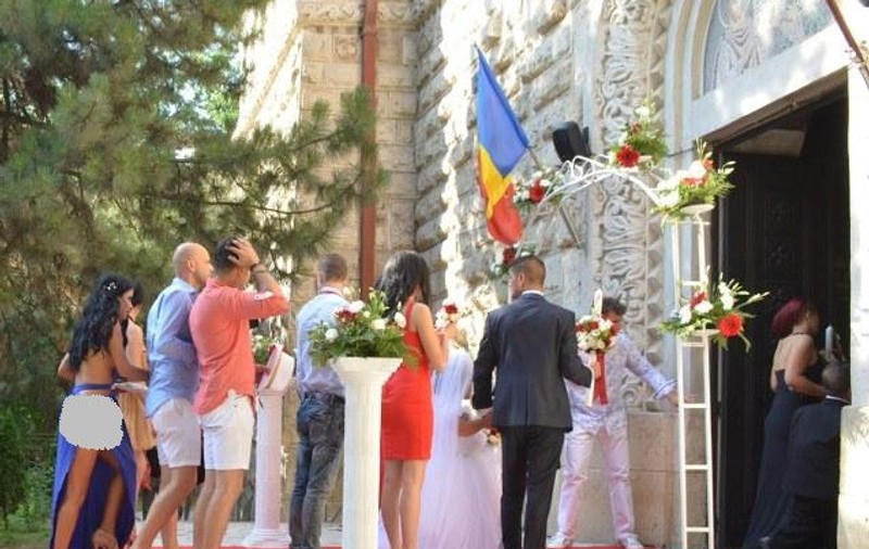 Daniela Crudu, la un pas să intre goală în biserică