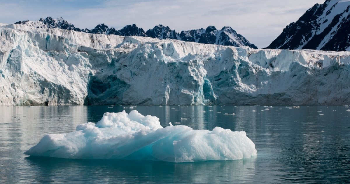 Un ghețar care plutește în Svalbard, Norvegia.