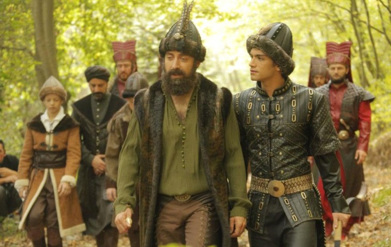 Are un rol mic în "Suleyman Magnificul", dar FEMEILE SUNT ÎNNEBUNITE DUPĂ EL! Vezi ce ACTRIŢĂ DIN SERIAL i-a căzut în braţe "prinţului Mehmet"! FOTO