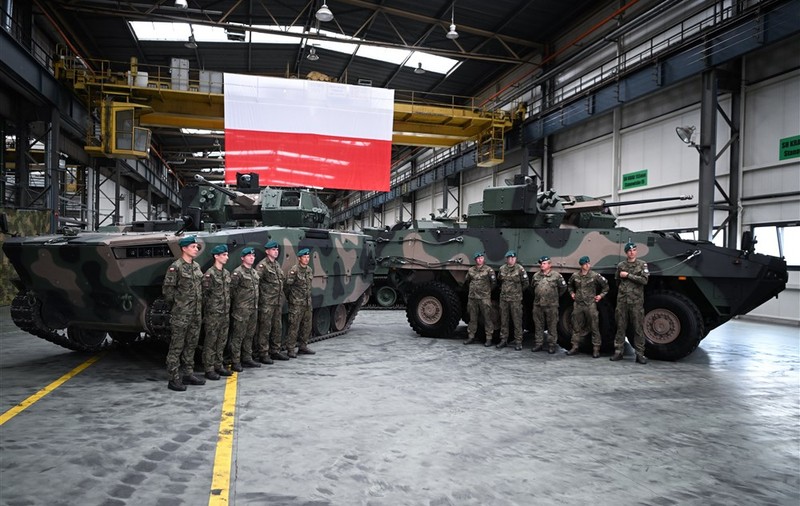 Ucraina va cumpăra din Polonia 100 de transportoare blindate Rosomak, finanțate din banii UE și SUA