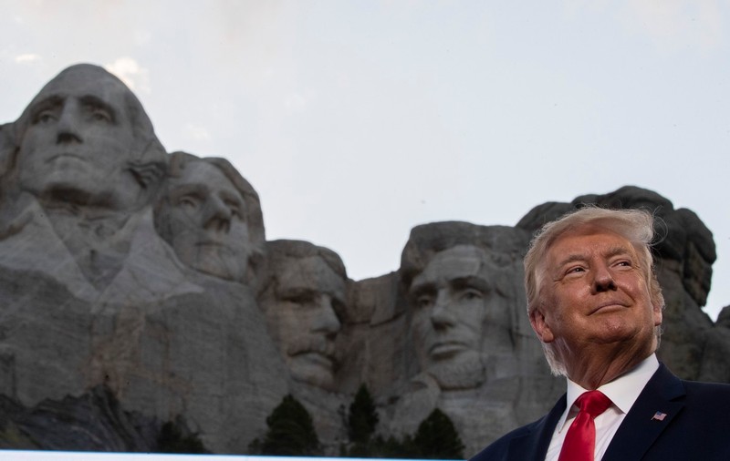 Trump sculptat pe Muntele Rushmore sau pus pe bancnota de 100 de dolari – republicanii vor să-l omagieze în stil mare