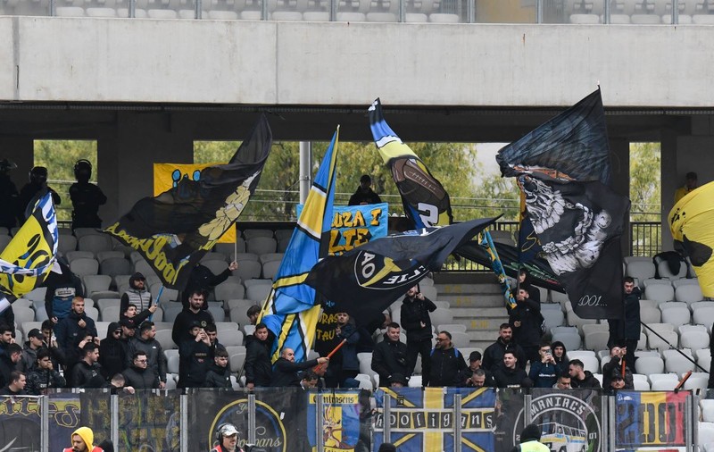 Bătaie în peluză la FCSB - Petrolul. Un fan al „lupilor” lovește furios jandarmii | VIDEO