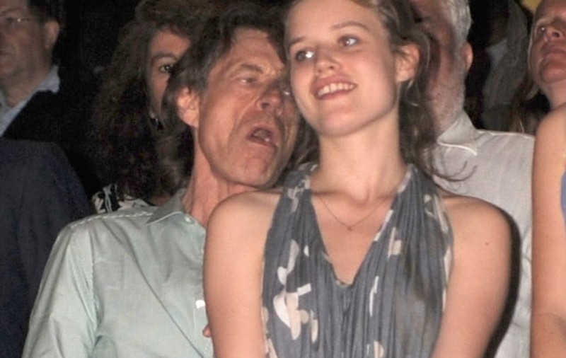Fata lui Mick Jagger nu mai are voie în cluburi