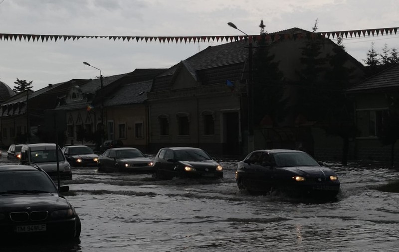 FOTO/ Șoferi blocați cu mașinile pe străzi inundate în Lugoj, în urma unei ploi torențiale