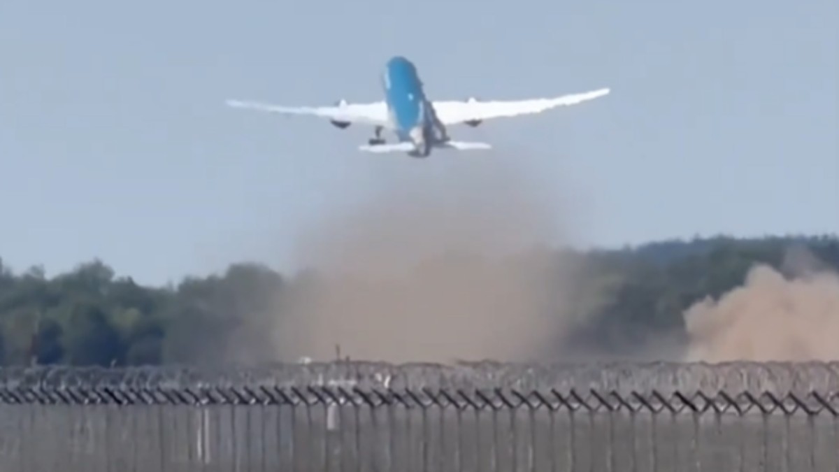 Nori de praf care ies în urma decolării unui avion