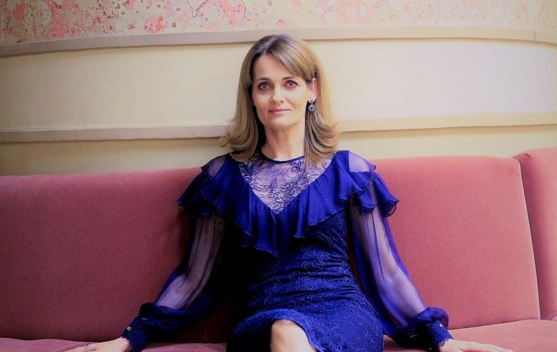 Elvira Deatcu s-a hotărât în ultima clipă să renunțe la învățământ și să dea la Actorie. A lucrat un an ca învățătoare