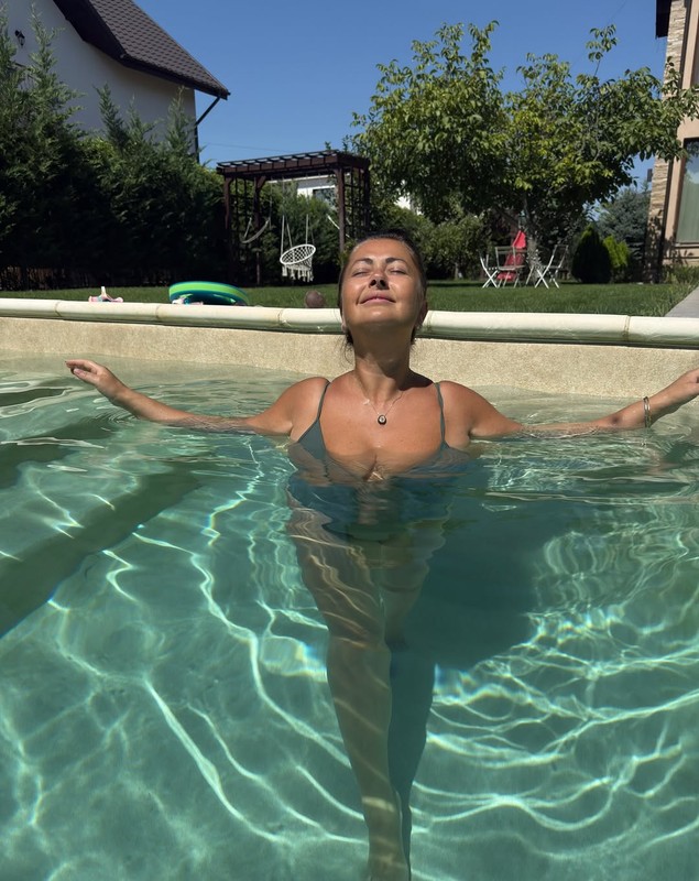 Cum arată Gabriela Cristea în costum de baie. Imagini cu piscina pe care o are în curtea vilei