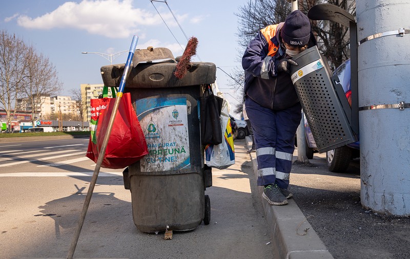 Vaccinăm ministerele și TVR, dar oamenii simpli care ne curăță orașele nu intră la ”activități esențiale”?!