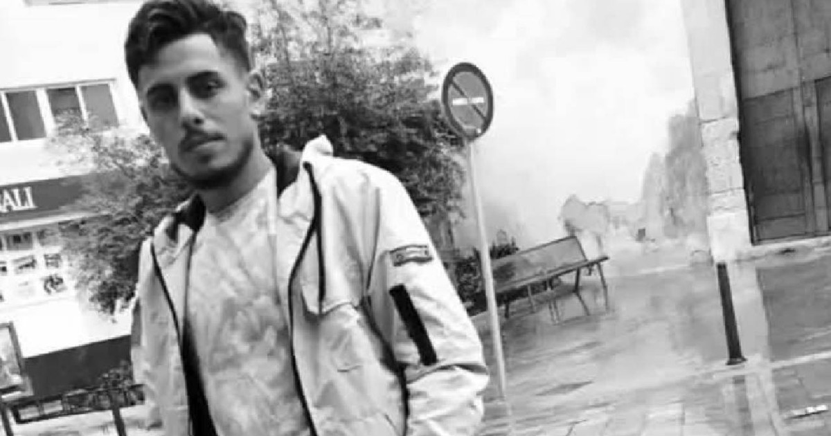 Nelu-Iulian Logofeteasa, îmbrăcat în haine sport, într-o poză alb-negru