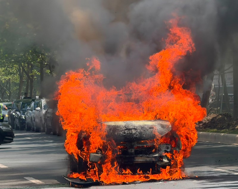 Un Logan a luat foc pe mijlocul șoselei după un accident, în Sectorul 3 din București. În mașină erau o mamă și fiica sa