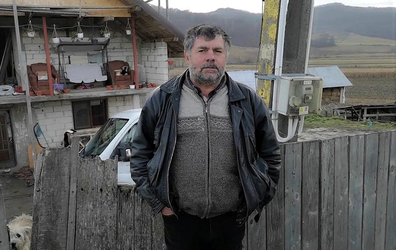 REPORTAJ. Cum s-a trezit un gospodar din judeţul Bacău cu trei ruşi în curtea casei: „Am scris cu dalta pe cruce Eroi Necunoscuţi”