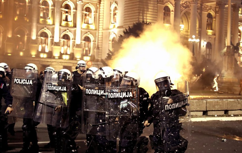 Proteste violente la Belgrad, după ce s-a decis reluarea stării de urgenţă din cauza COVID-19. Oamenii au intrat în clădirea Parlamentului