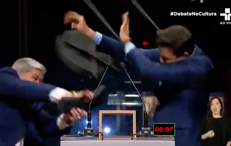 A luat scaunul și l-a lovit, în direct, la TV. Dezbatere cu scântei în Brazilia, între candidații la postul de primar al orașului Sao Paulo | VIDEO