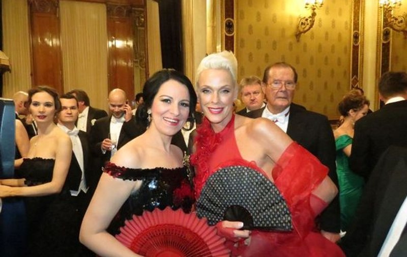 Angela Gheorghiu, cu Brigitte Nielsen şi Roger Moore la Balul Operei din Viena!