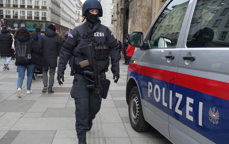 Trei femei, înjunghiate mortal într-un bordel din Viena. Alte două crime, descoperite mai târziu: mamă și fiică ucise în apartament