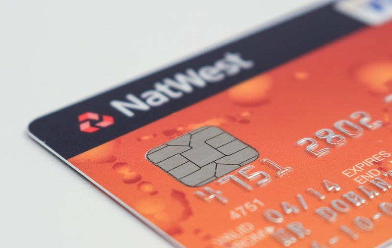Studiu: Oamenii înghit cinci grame de plastic săptămânal, echivalentul unui card bancar