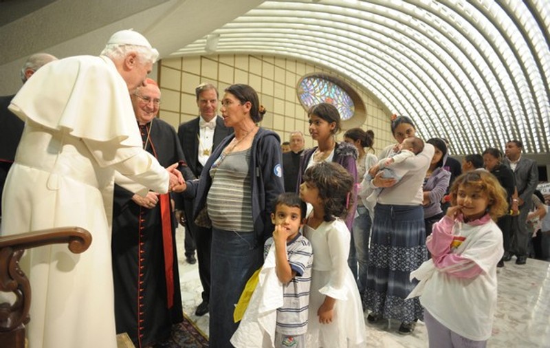 Foto | Papa Benedict al XVI-lea a primit în audienţă 1.500 de ţigani