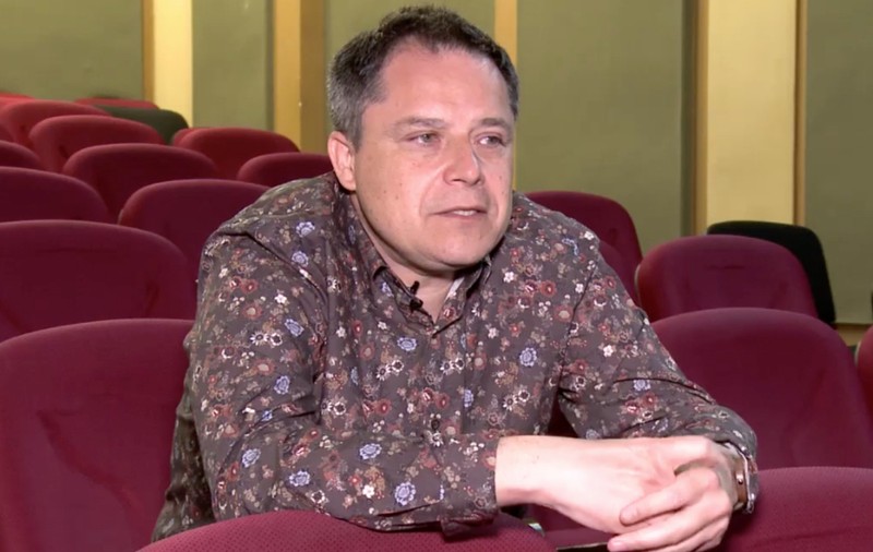 „Crezi că vei reuși să ajungi actriță recunoscută, dacă nu o să te întinzi pe biroul managerului?” 16 foști studenți vorbesc despre abuzurile regizorului Puiu Șerban la UNATC