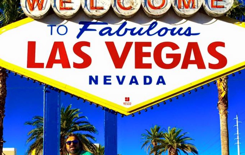 Nici Las Vegas-ul nu mai ce a fost odată! În orașul limuzinelor americane  Gheorghe Gheorghiu se plimbă cu trotineta electrică românească