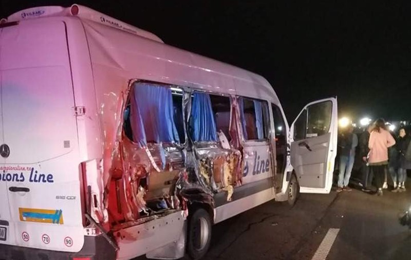 Accident grav pe A1, soldat cu un mort și șase răniți. Un microbuz cu 14 oameni a intrat într-o dubă