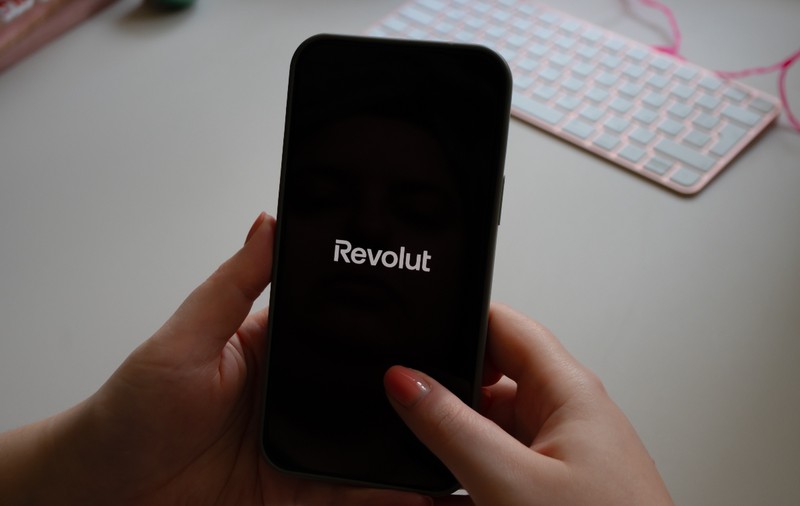 Tentativele de fraudă prin apeluri telefonice, în creștere. Revolut dezvăluie cum acționează escrocii
