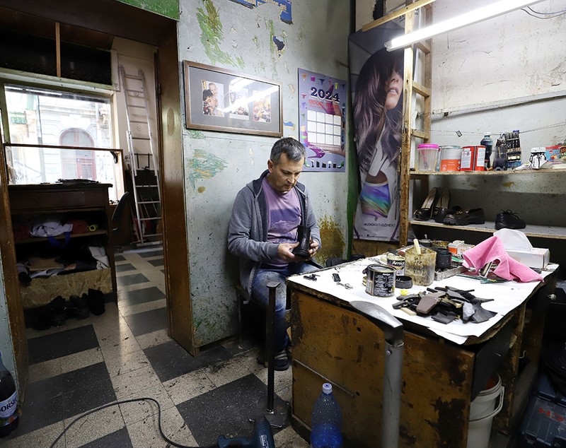 Ultimii pantofari din București își privesc mucalit sfârșitul iminent. „Urmează miresele încălțate cu adidași, ca să fie lucrurile clare” | Reportaj