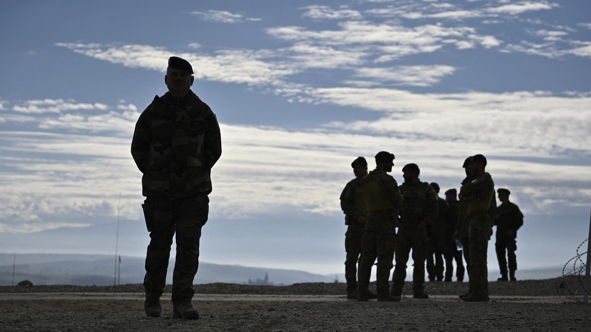 Soldați care participă la exercițiul Dacian Fall 2024, desfășurat la baza militară NATO din Cincu.