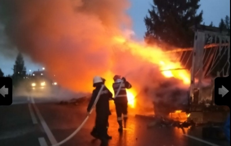 Un tir încărcat cu piese auto a ars în județul Suceava